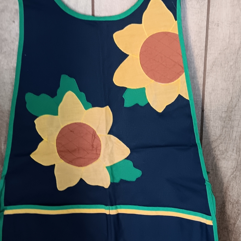 VINTAGE MULLINS SQUARE SUNFLOWER APRON.